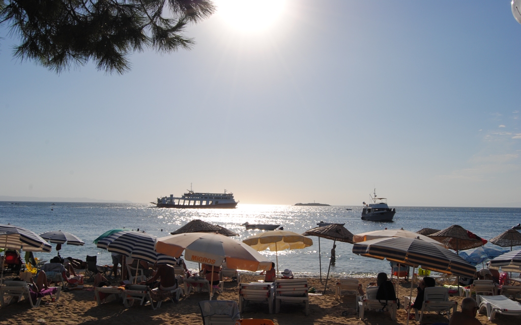 Avşa Adası Gezilecek Yerler (En Güzel 11 Yerin Konumu) 4 MERKEZ PLAJI